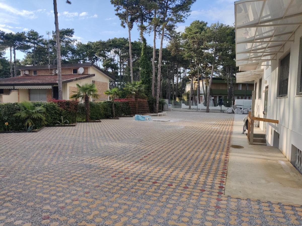 Hotel Meuble Nazionale Lignano Sabbiadoro Eksteriør bilde